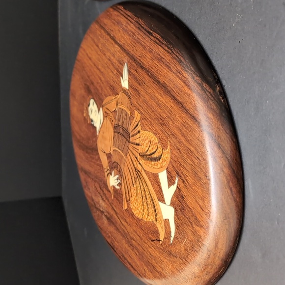 VGT, Rosewood Set Of 2 Oval Marquetry Wall Plaques with South Indian Man/Woman. - Picture 5 of 15